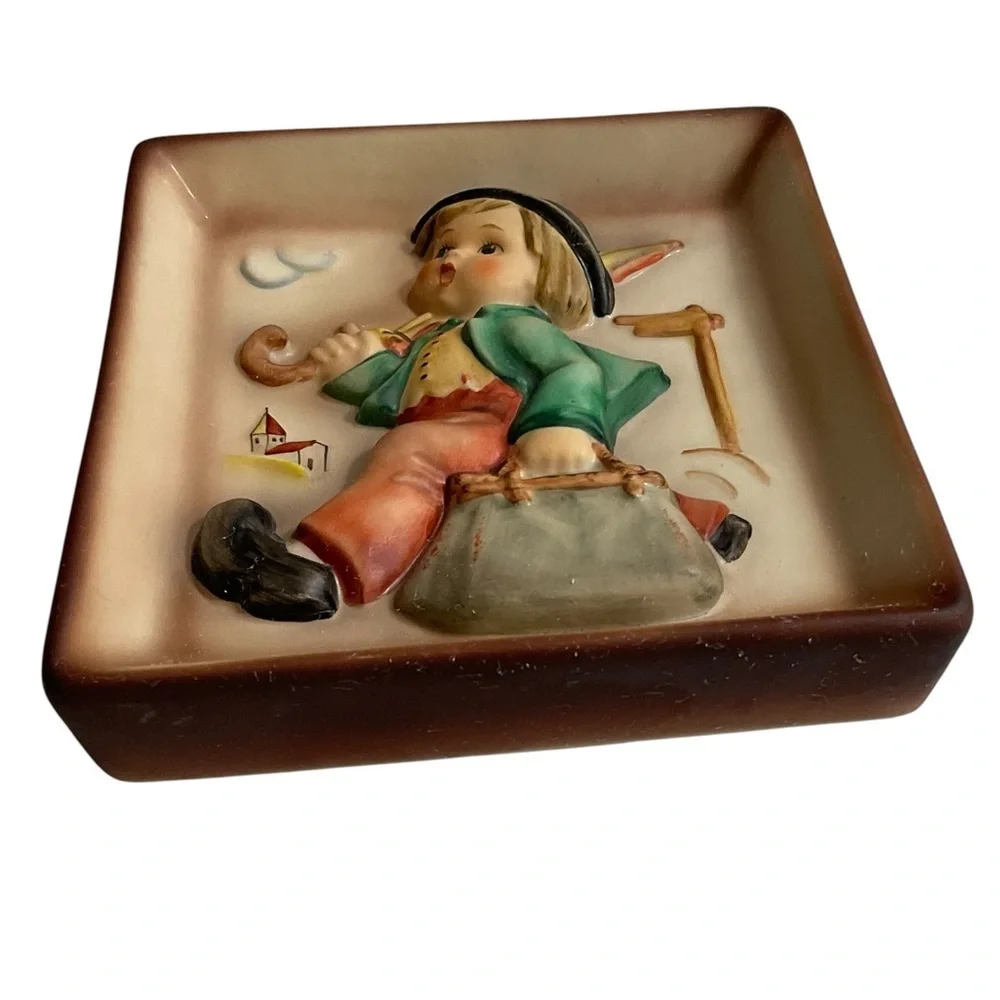 Goebel Hummel wall plaque titled The Merry Wanderer  #92. Vintage 5” x 4.5”